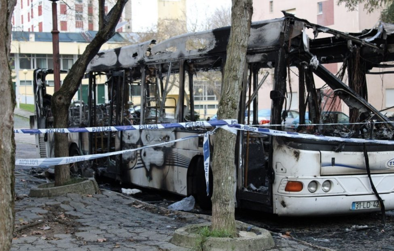 3ème nuit de violence consécutive au Portugal : Autobus brûlé et cocktails molotov contre la Police