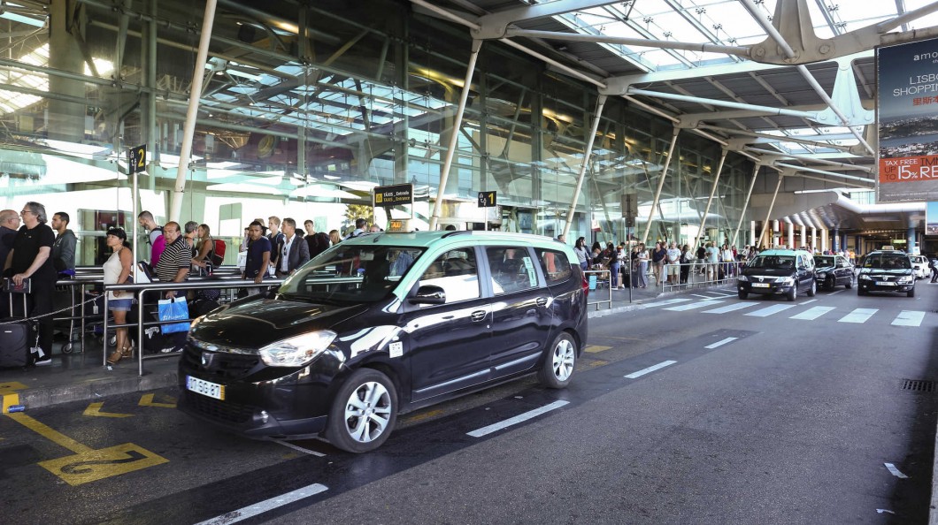 Une taxe d'un euro pour chaque taxi se rendant à l'aéroport ? La Mairie de Lisbonne étudie l'option