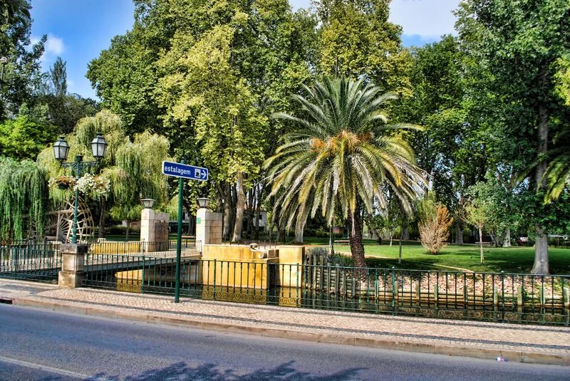 Voici une des entrées du Parc Mouchão à Tomar
