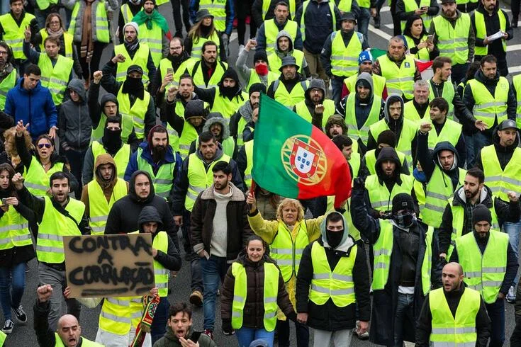 Portuguese yellow vests join carriers' strike and threaten to block the 25th of April bridge on Monday