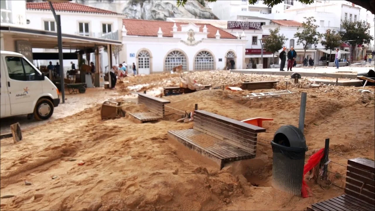 Red alert for 5 regions in Portugal : rain, thunderstorm, flood and 130 km/h winds expected this Thursday