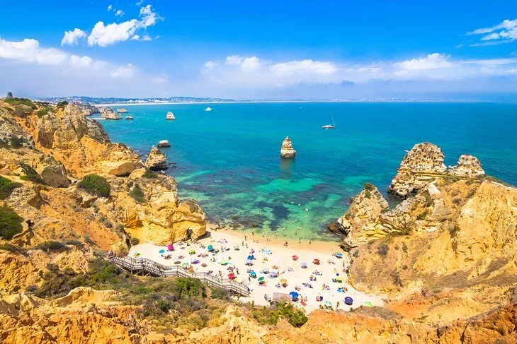 Ouverture le 1er juin, 6 personnes par parasol, 2 mètres de distance : voila ce à quoi pourraient ressembler les plages portugaises cet été