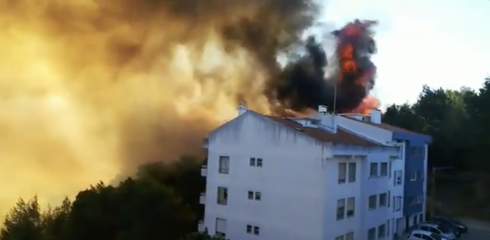 Important incendie en cours à Cascais, le feu atteint les habitations et est loin d'être contrôlé