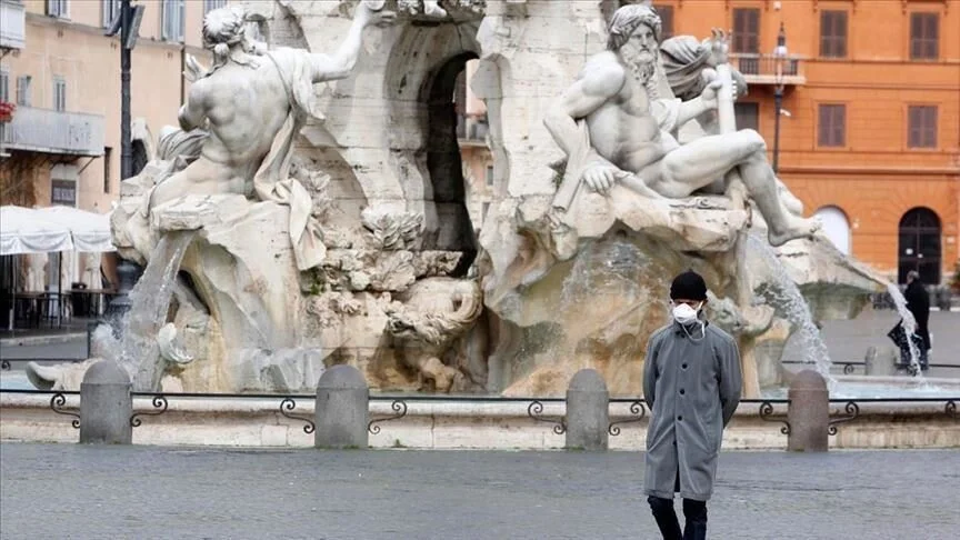 L'Italie prolonge l'état d'urgence et impose le masque en extérieur jusqu'au 31 janvier 2021