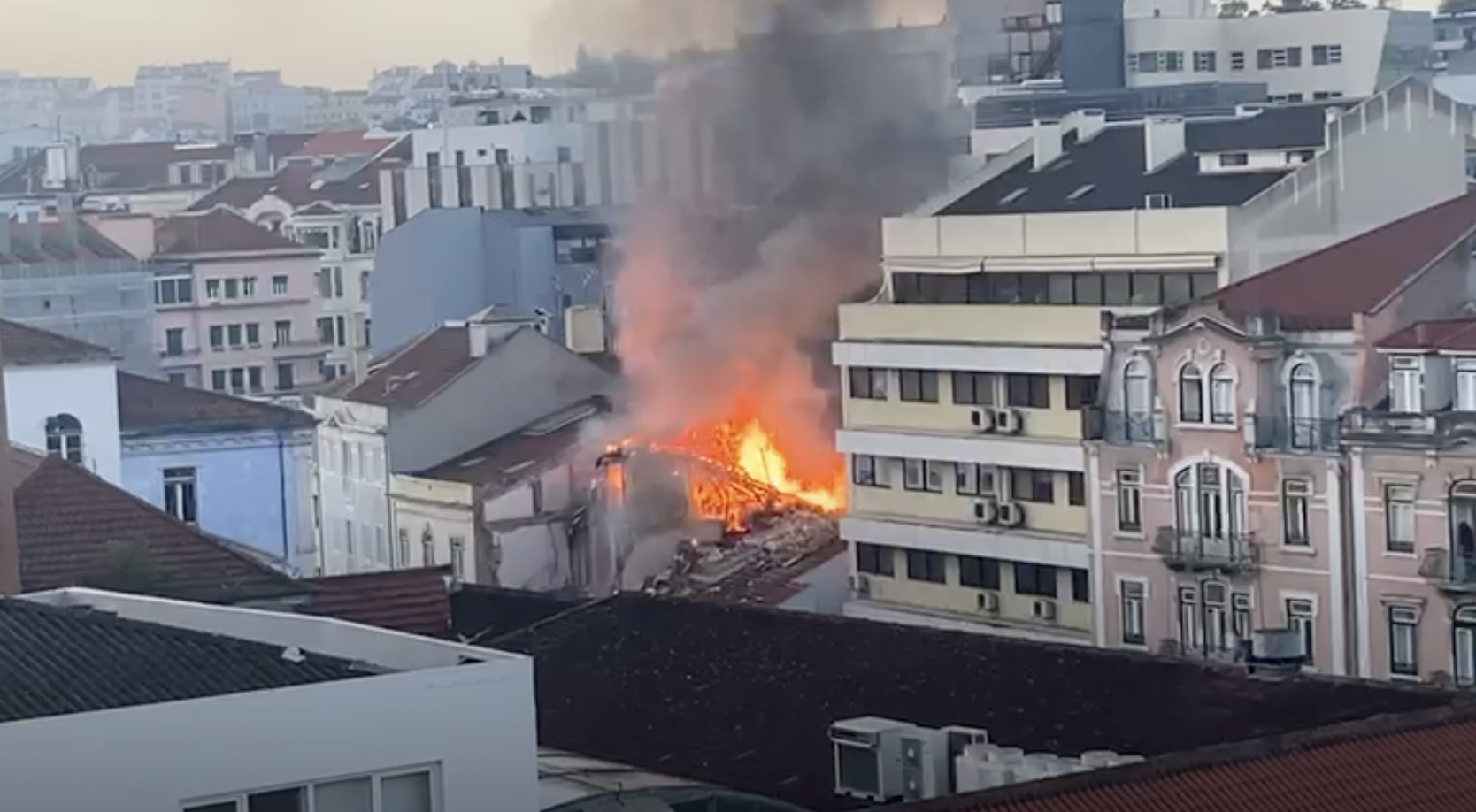 Un bâtiment s'effondre après une explosion dans le centre-ville de Lisbonne