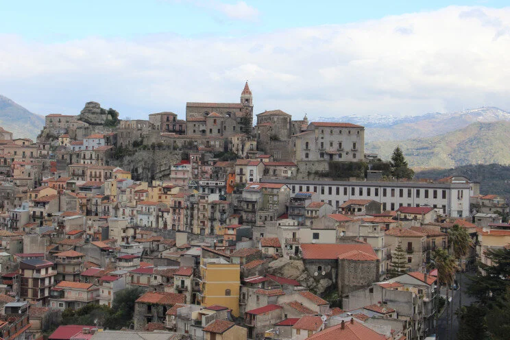 Un nouveau village italien propose 900 maisons à 1 euro : Castiglione en Sicile
