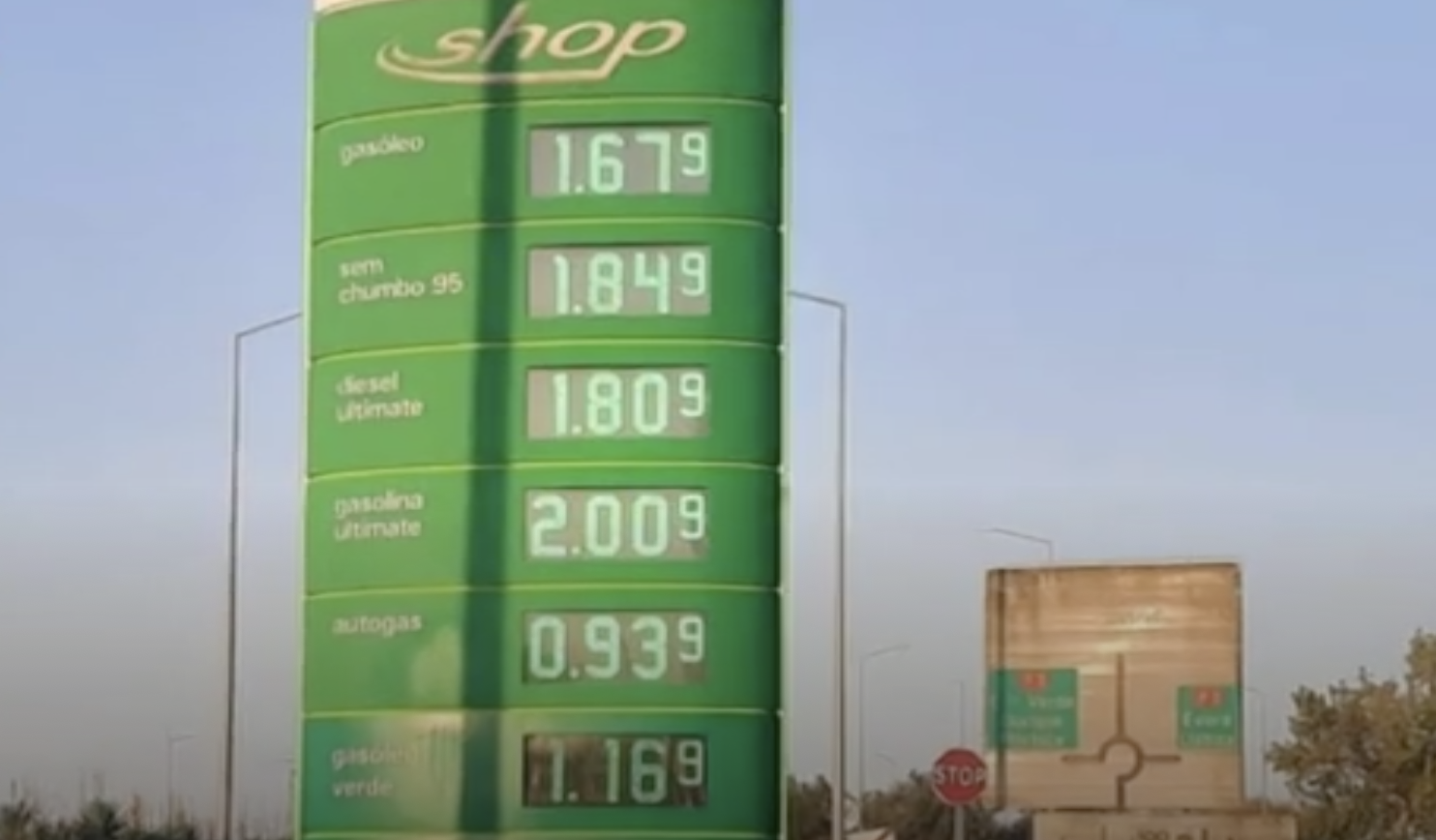 2 euros le litre : le prix de l'essence bat des records au Portugal — Lisbob