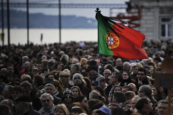 Grève avec forte adhésion des services publics, hôpitaux, écoles et collecte des déchets au Portugal