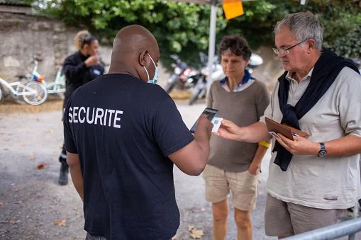 L'Italie bannit les non-vaccinés de la plupart des lieux publics et invente le "super pass sanitaire", vaccination obligatoire étendue