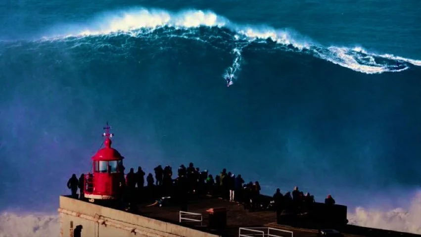 Nouveau record du monde Guinness à Nazaré avec la plus haute vague jamais surfée