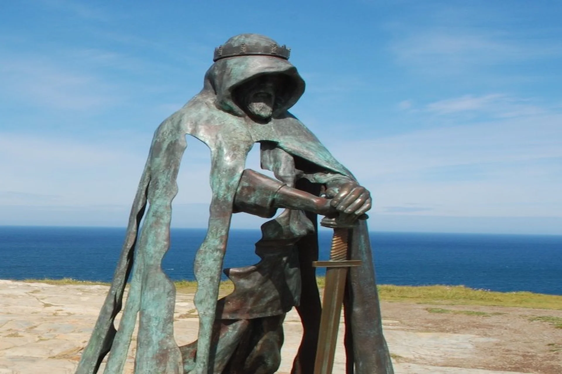 King+Arthur+statue+at+Tintagel+Castle.jpg