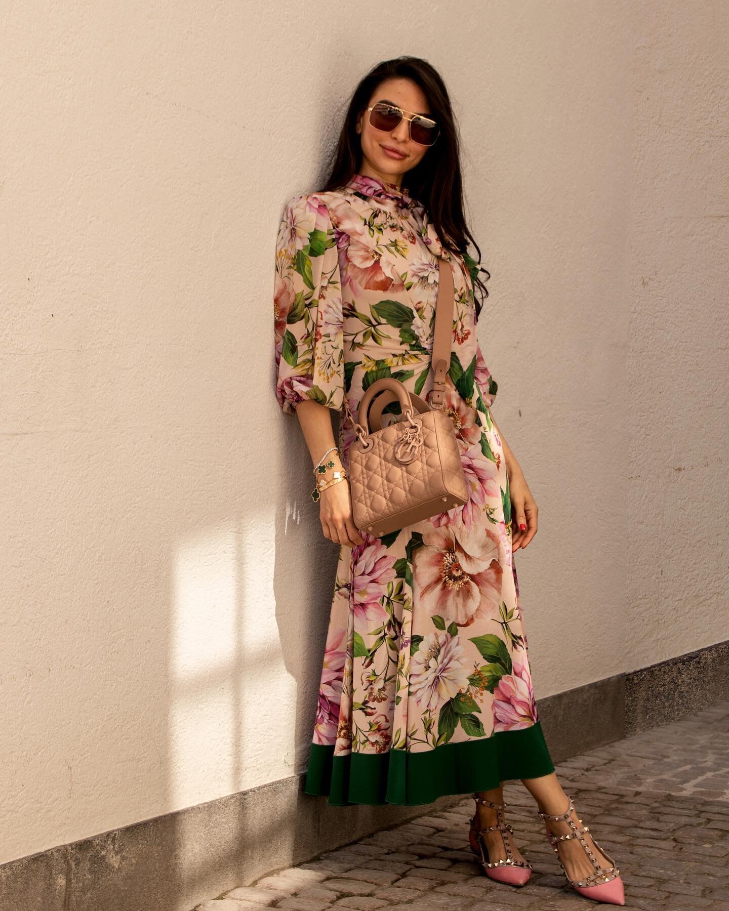 Le Boudoir
Bag: Lady Dior
Dress: Dolce &amp; Gabbana
Ballerinas: Valentino
Sunglasses: Gucci
#ladydior#dolcegabbana#valentino#gucci 
Model: sana
Fotographer: @bobury