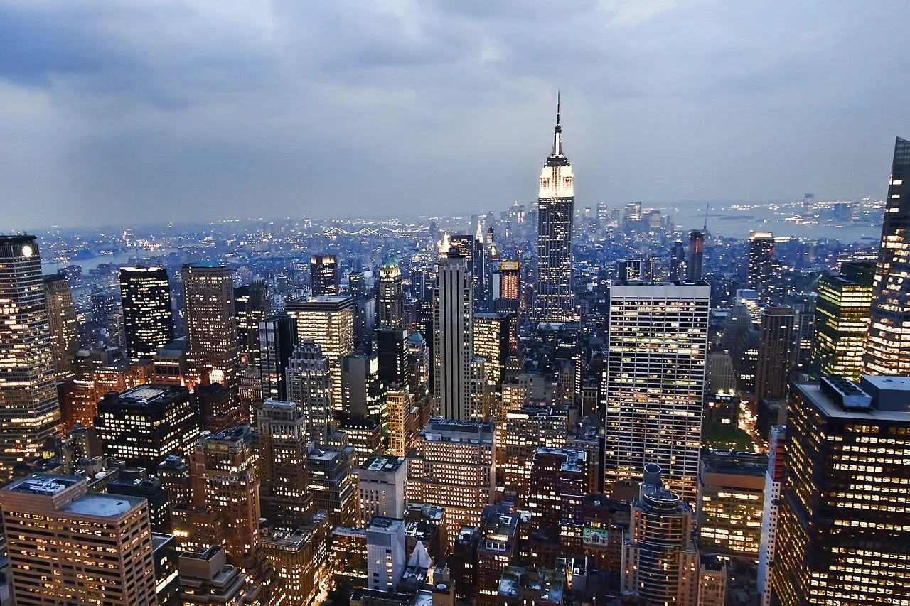 1280px-View_of_the_Empire_State_Building_from_the_Rockefeller_Center_observation_deck_NYC_-_18_August_2009.jpg