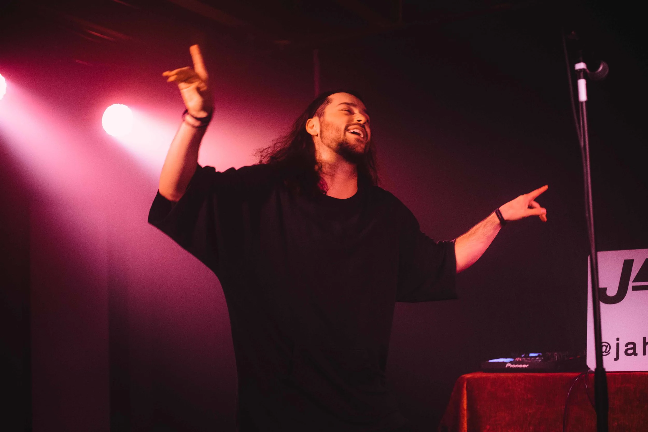 LIVE SHIT-975.jpg