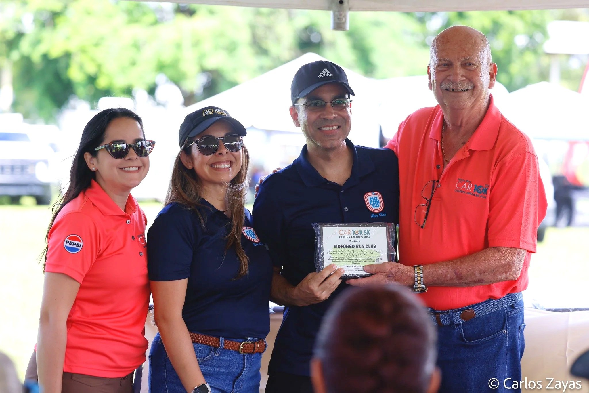 Mofongo Run Club recibe reconocimiento en la Carrera Abraham Rosa