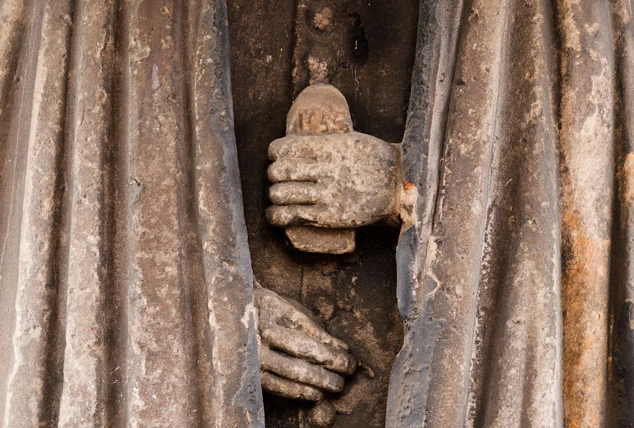 Tomb-of-John-Bayne-of-Pitcairlie-Hands-1280-websized.jpg