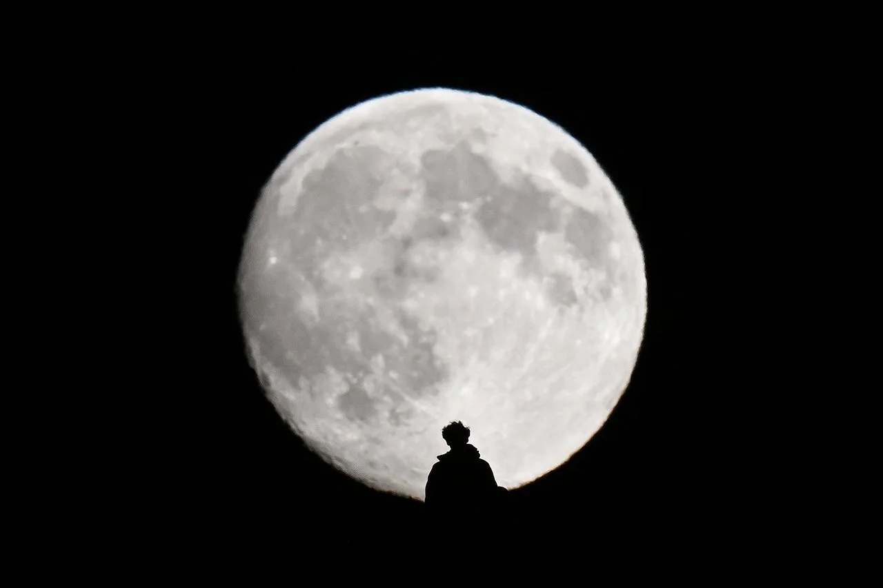 Crags-Moon-6-Dec-2025-web.jpg