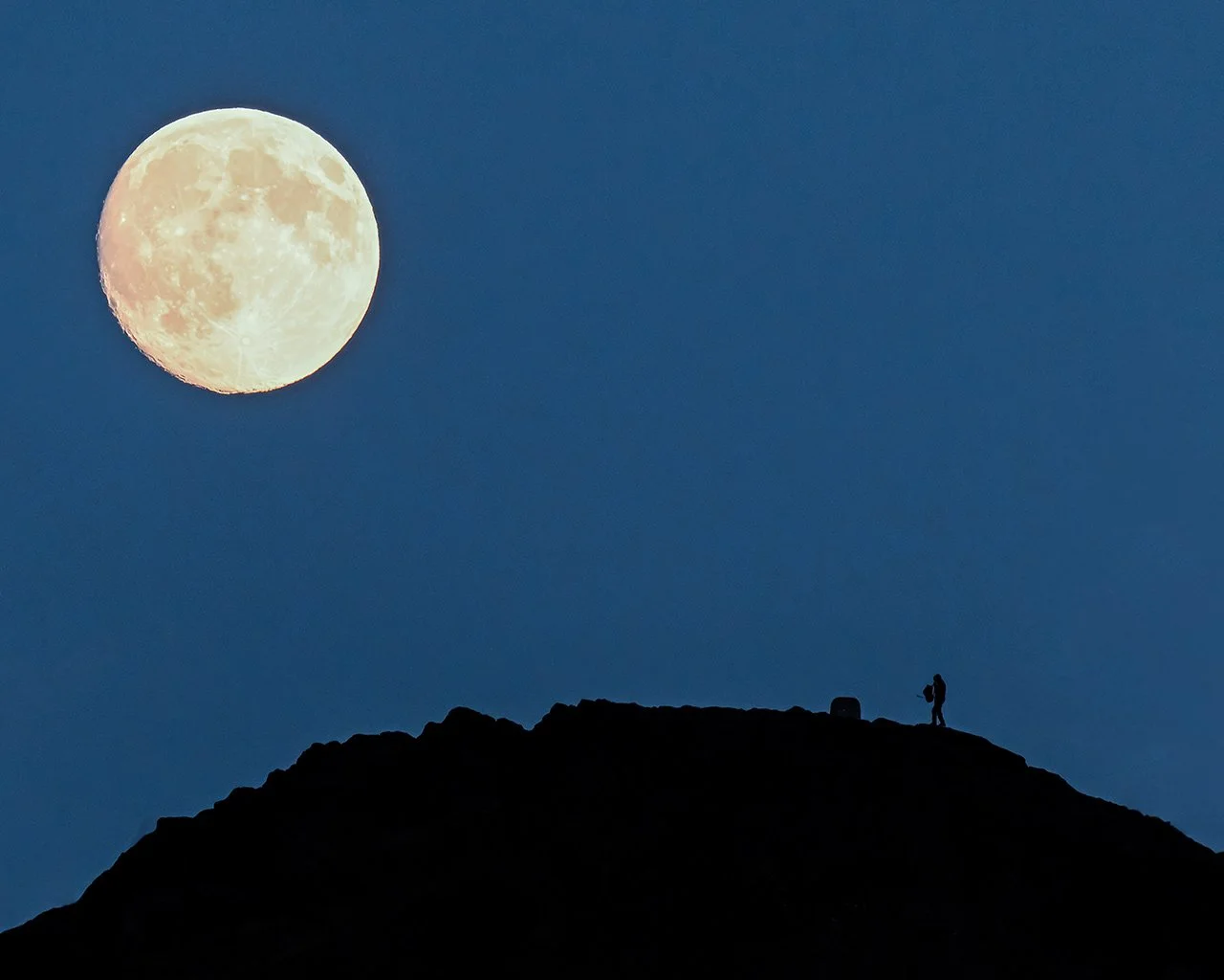 Arthurs-Seat-Moon-Dec-2025-0237-web.jpg