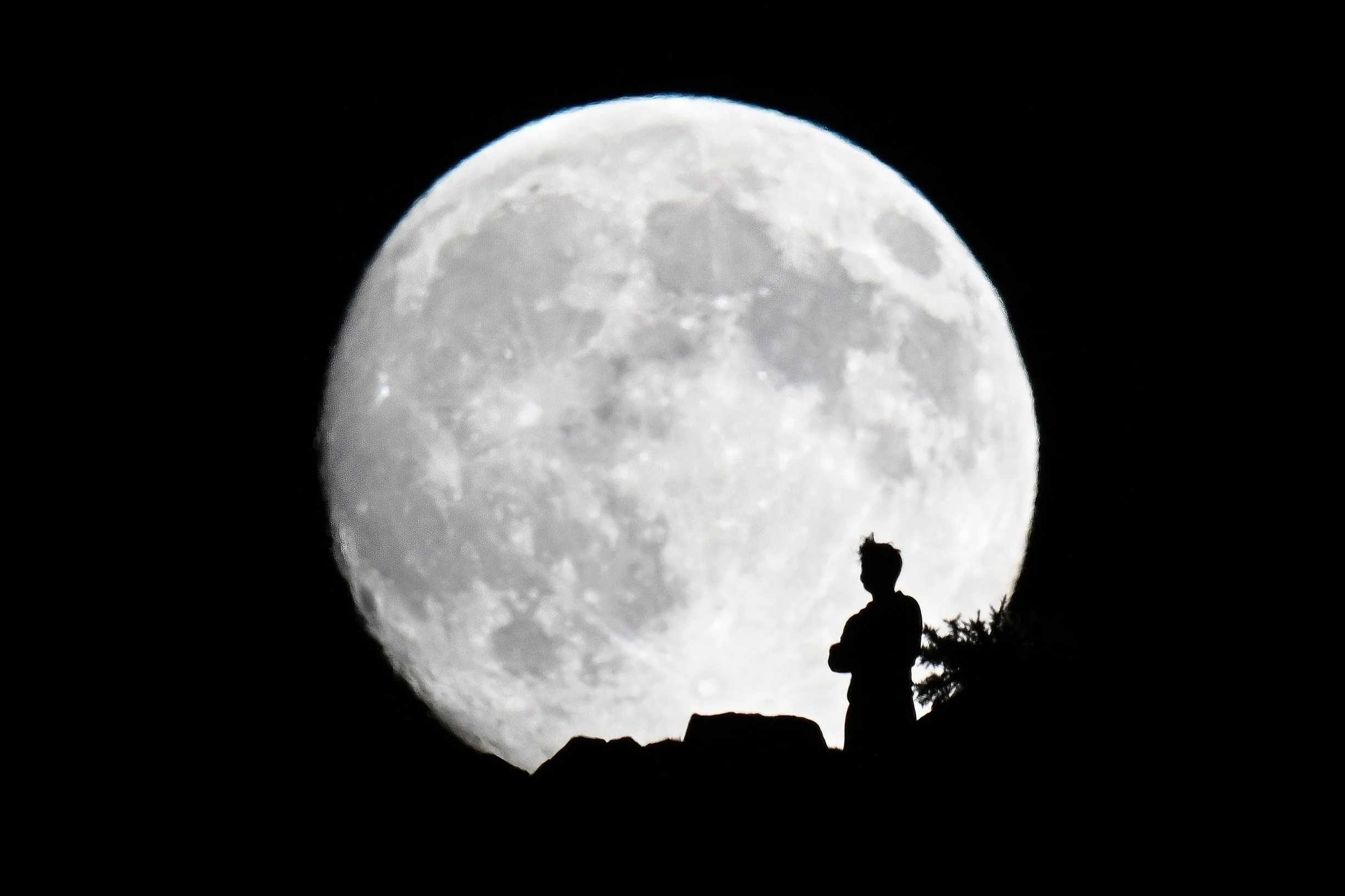 Crags-Moon-5-Dec-2025-web.jpg