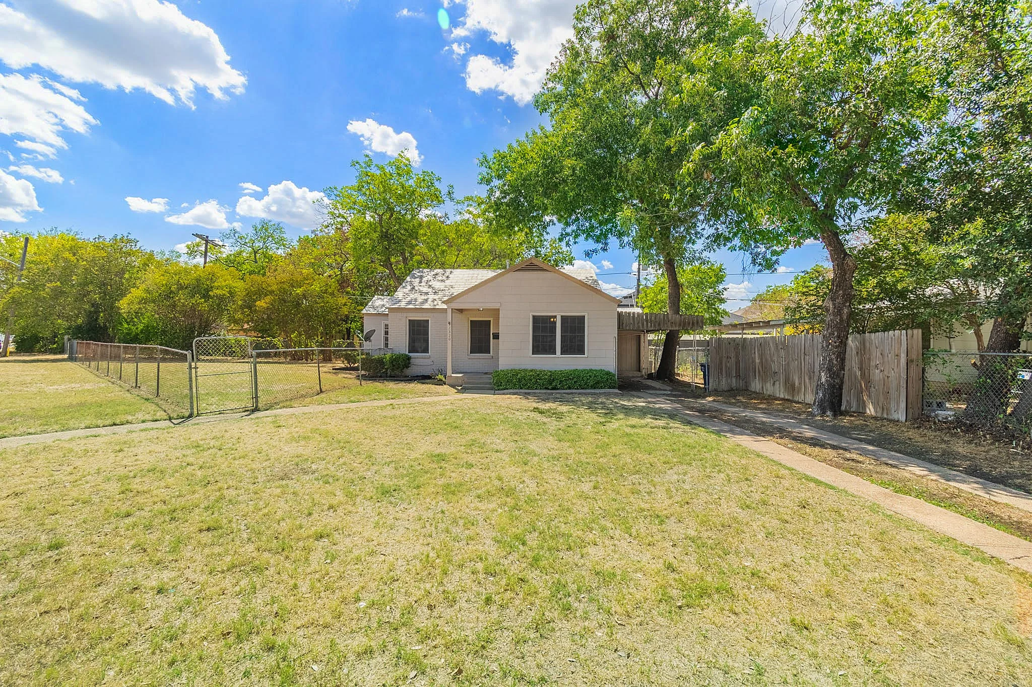 2320 Benbrook 12.jpg