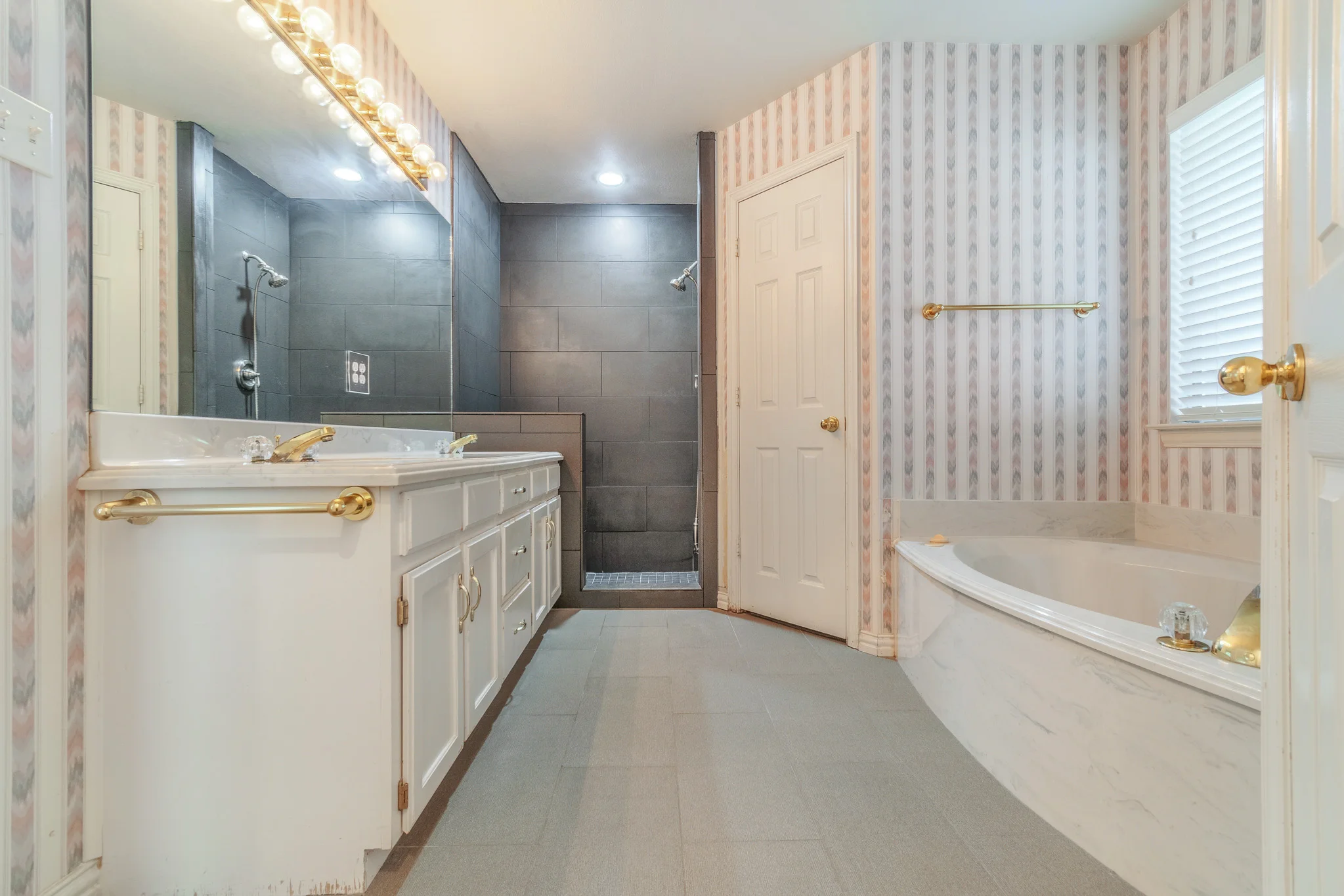 5200BradleyLn_HDR-34.jpg
