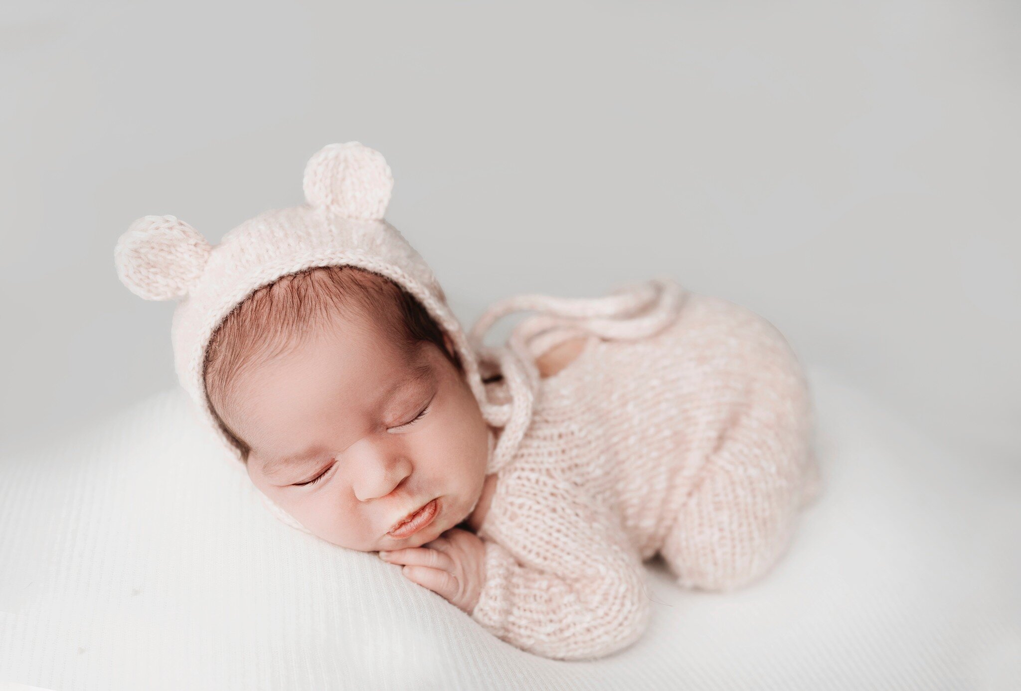 Elaina had the cutest little facial expressions last week. Her little pouty face was too precious. ❤

Outfit and Bonnet:KnitFlix &amp; Chill 

www.kristinabanksphotography.org