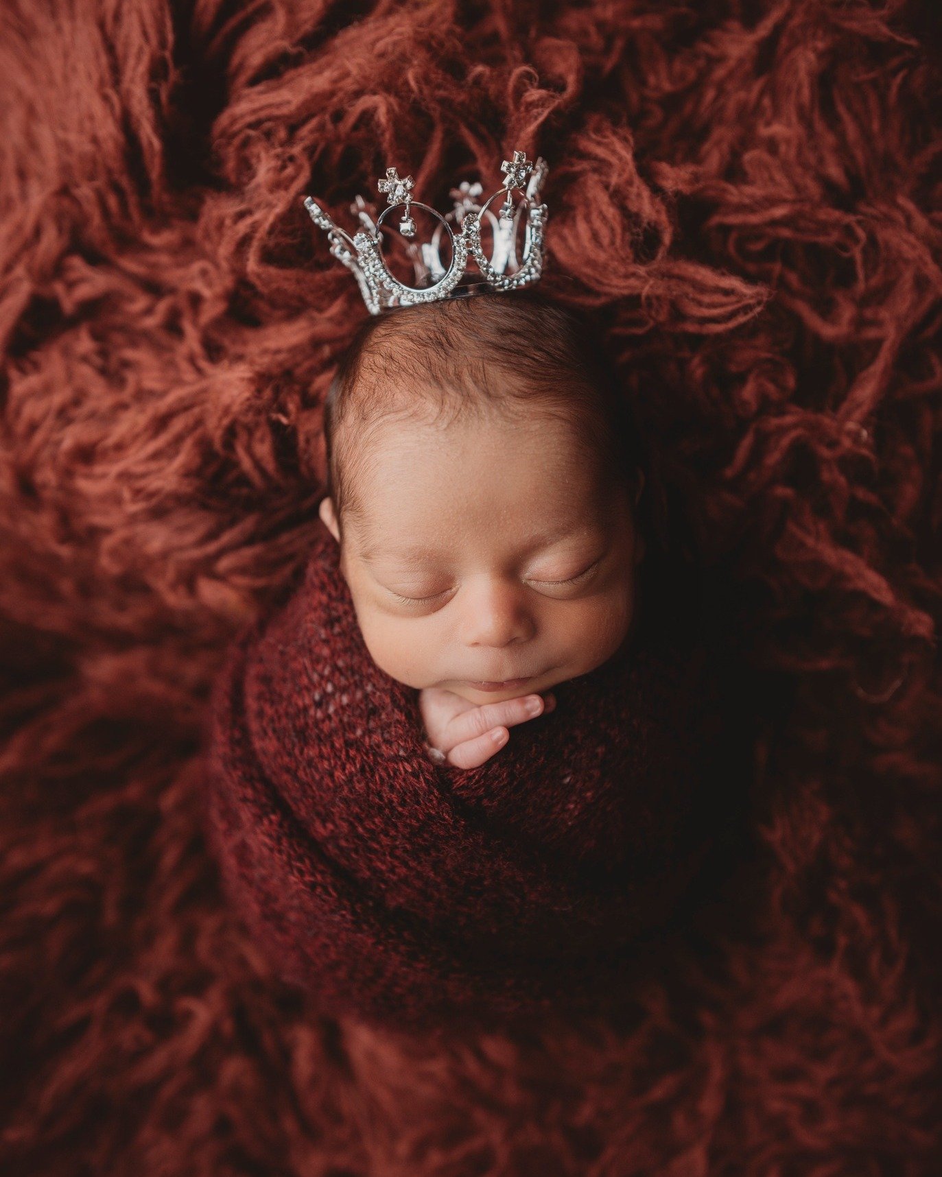 Is your pregnancy dragging or flying by? You must be busy trying to get everything ready for the arrival of your little one. Sometimes a newborn session is an after thought. We typically do newborn sessions 7-15 days new. Since birth is unpredictable