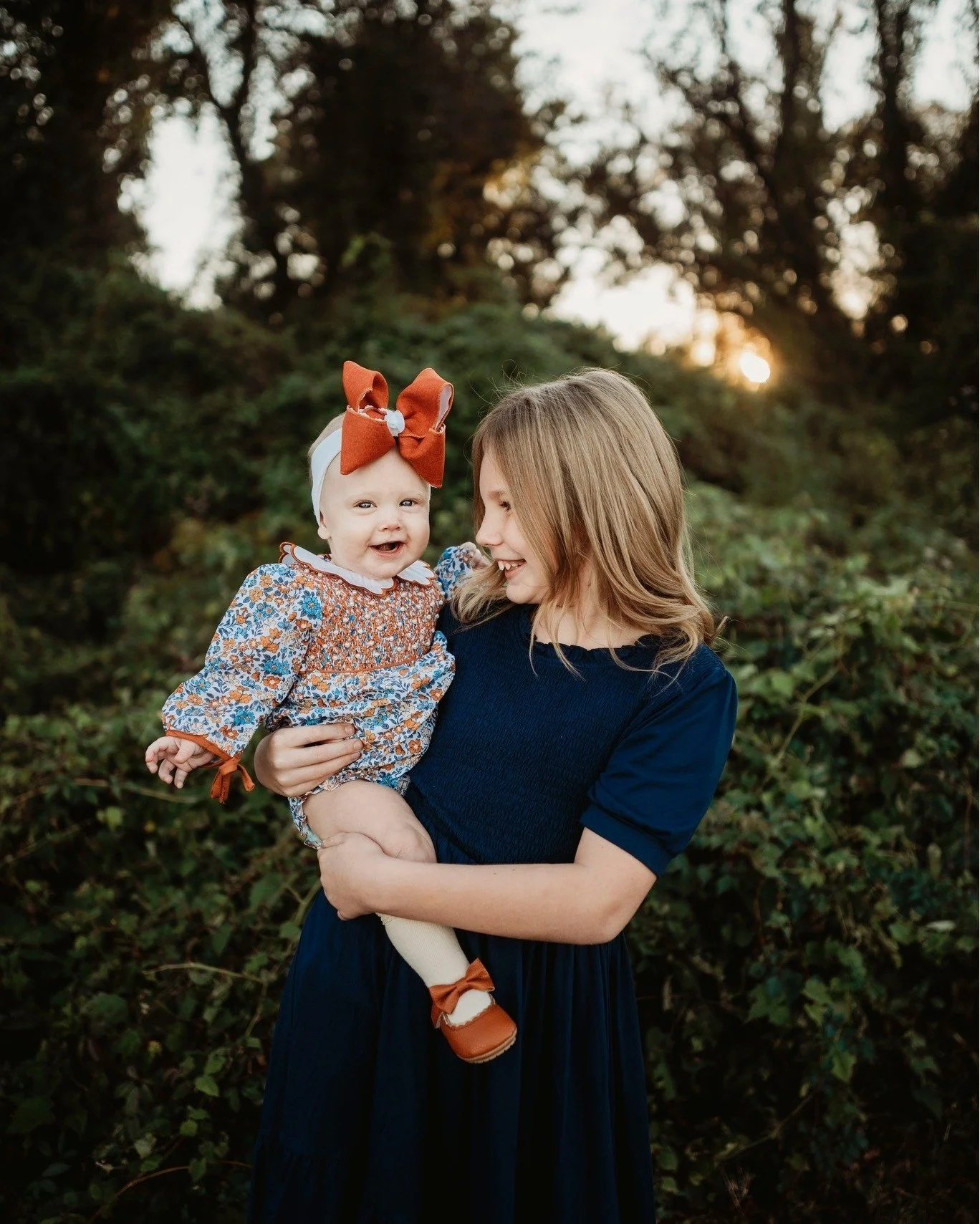 I couldn't wait to share more from this beautiful session! We only schedule a few family sessions per year due to the weather. If you want to know how to get an AMAZING deal for the spring or fall 2026, subscribe so you can get the offer first. 😍

w