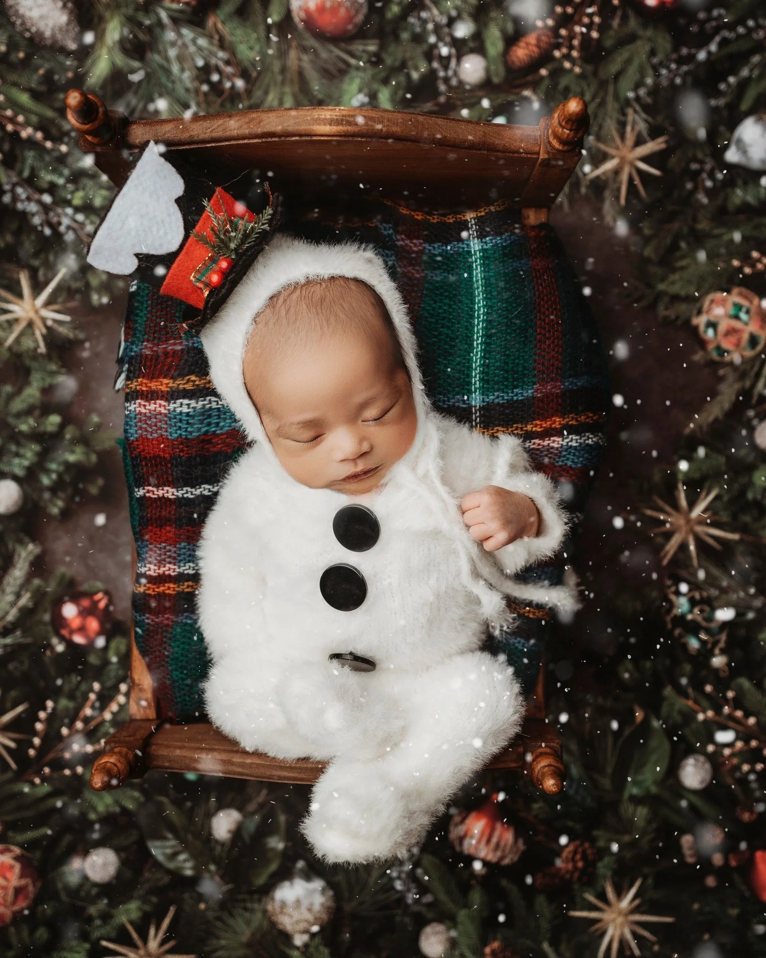 The cutest snowman. The way I smiled SO big putting this on him. 

I just love Christmas babies.🥹

www.kristinabanksphotography.org
