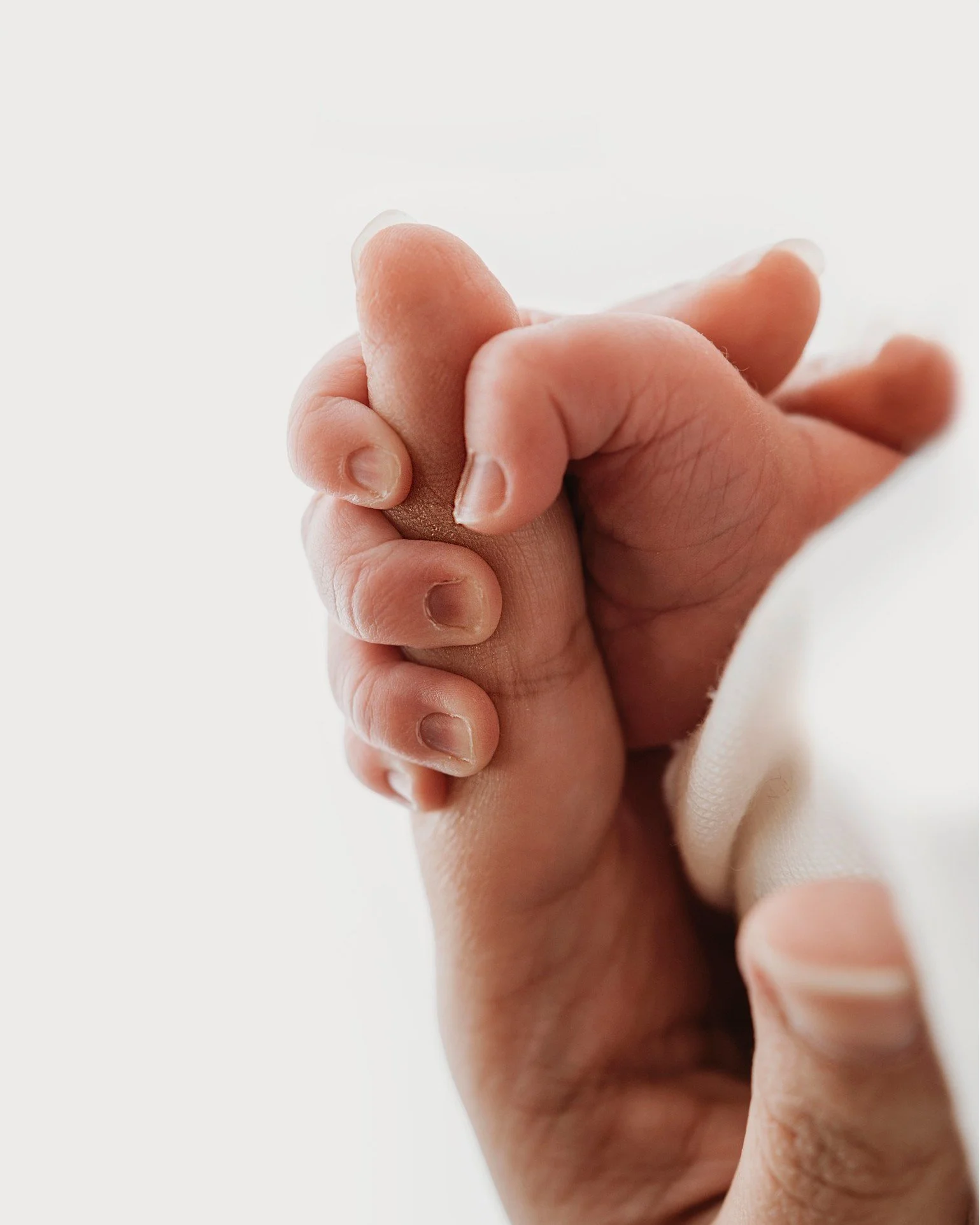You ask me my favorite detail shot, I probably couldn't tell you. However, I love showing how truly tiny a newborn is. It's so sweet how the tiniest fingers take up the biggest space in your heart. 😍

www.kristinabanksphotography.org