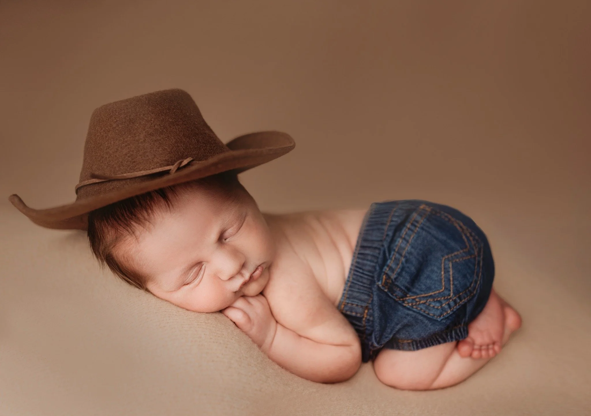 The little cowboy hate and jean shorts. STOPPPP. The cutest ever. I will never get over how cute some props are. I need to order more... NO I don't. 😅

www.kristinabanksphotography.org