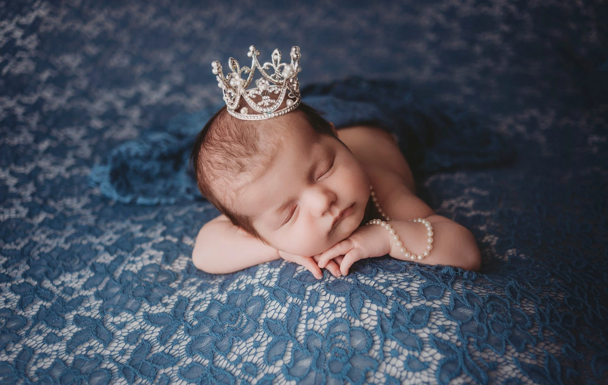 When my client brought in the cutest pearls that mean so much to her. I love when my clients bring in something so sentimental for me to photograph. I actually encourage it. 🥹

www.kristinabanksphotography.org