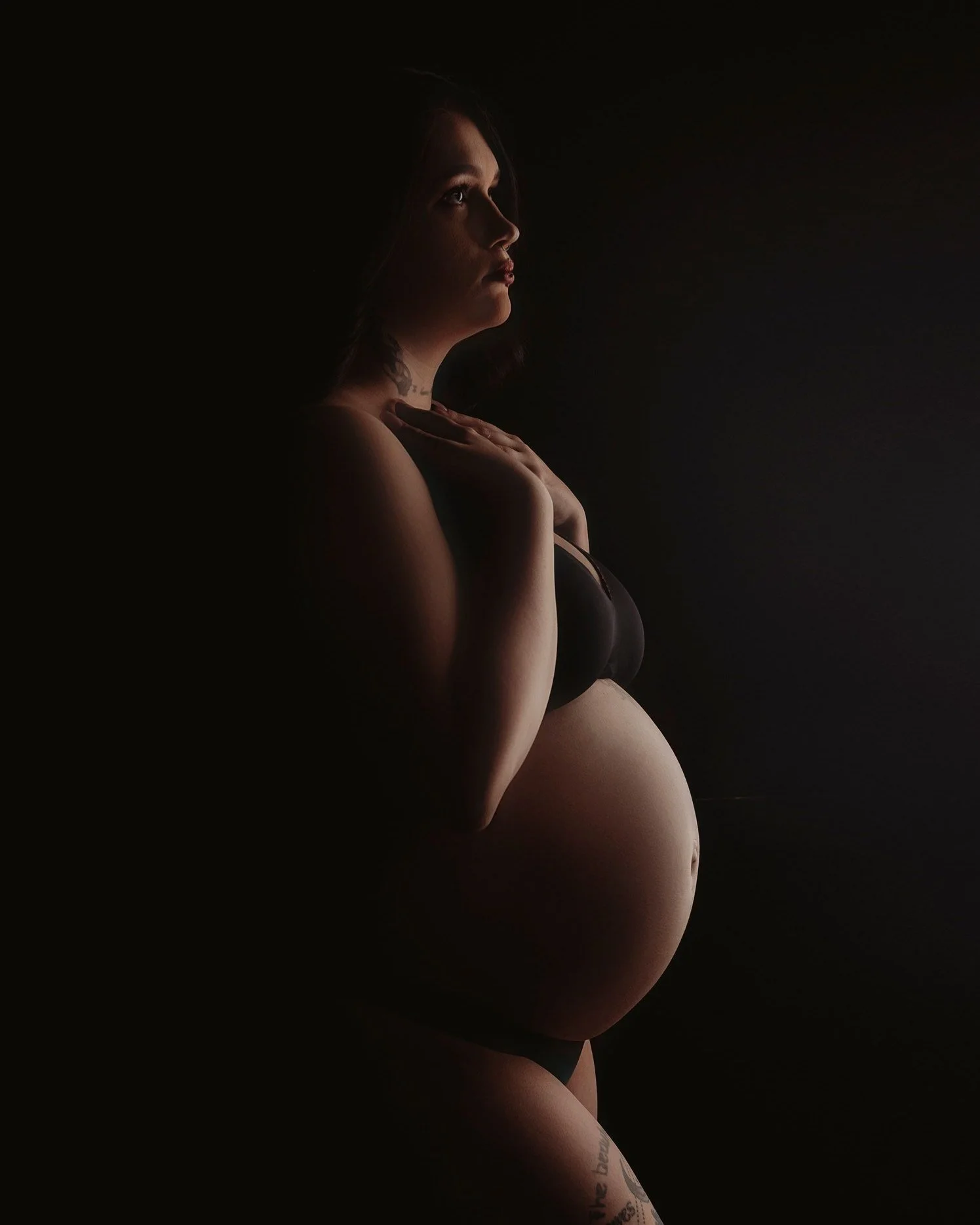 Sometimes I am indecisive. I love ALL the set ups. But then I look at simple shots like this and it stops me. How incredible the woman's body is. 🥹

www.kristinabanksphotography.org