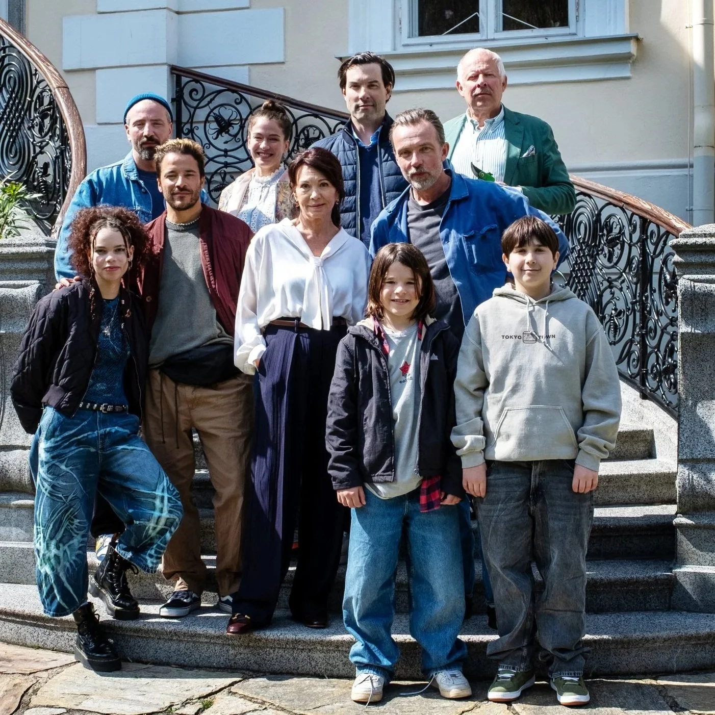     

 
   DIE DRITTE HOCHZEIT, Dreh 2026.  Seit Mitte April 2026 entsteht für das ZDF in Wien und Umgebung ein Fernsehfilm mit Iris Berben in der Hauptrolle: DIE DRITTE HOCHZEIT (AT) stellt die erfolgreiche Unternehmerin und Familienpatriarchin Ing