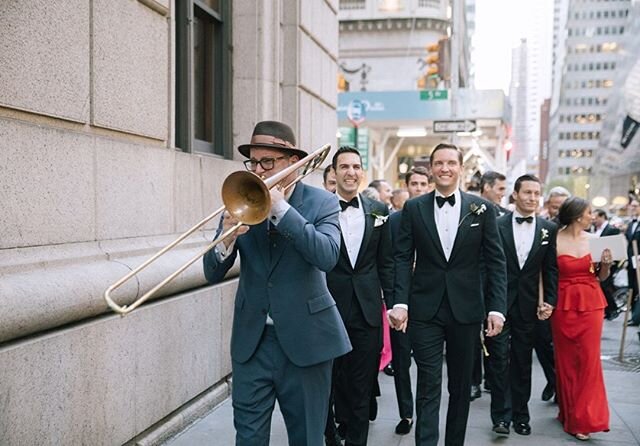 Walking to their wedding reception at the university club! 📷 @raquelreisphoto | planning @susanhollandco | musicians @dennislichtman | church @saintthomaschurch | reception @universityclubsdevents