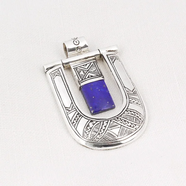 Oval-Shaped-Pendant-with-Lapis-Stone-4.jpg