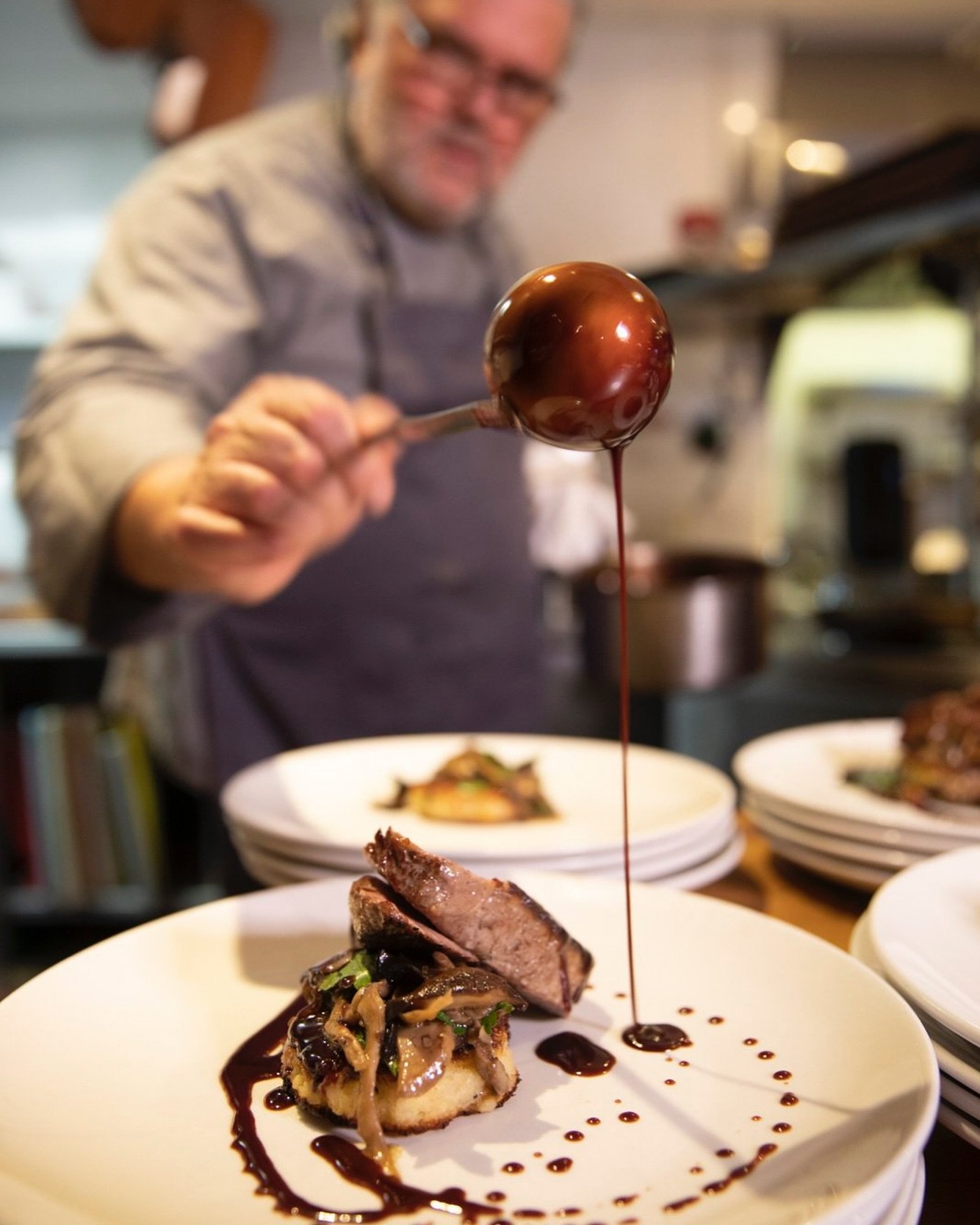 Chef @gianlucaguglielmicuoco al lavoro!!!
.
#foodphotography #bayarephotography #eccellenzeitaliane #italy #photography #riitratti
