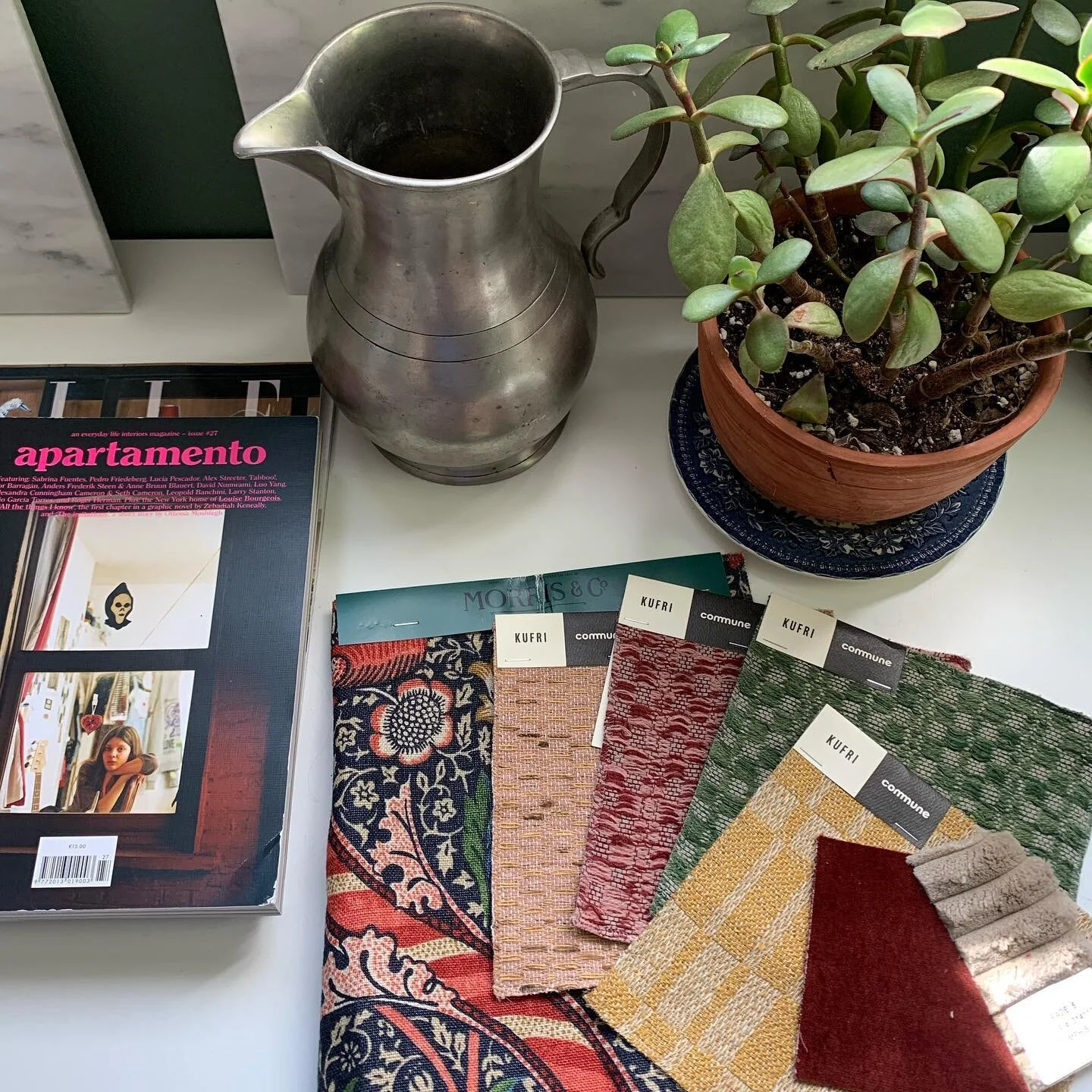 Sometimes the mess is beautiful (but not always😁)
.
.
.
@kufrilife #scheming #materialspalette #plantmom #apartamento #denverinteriordesigner