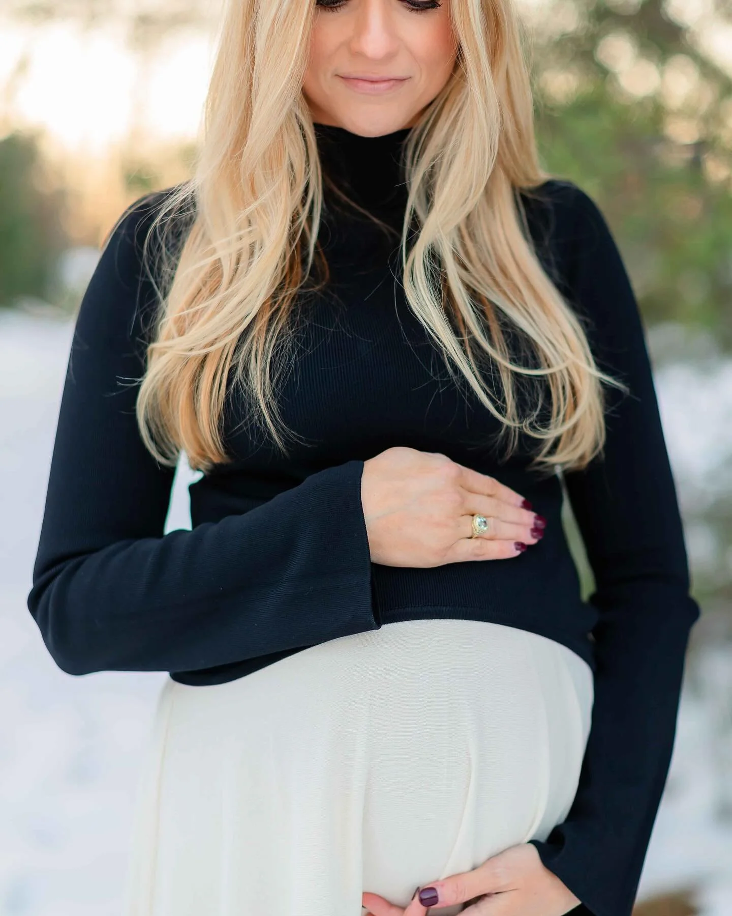 I can&rsquo;t remember the last time we had snow on the ground for this long! It sure made for a very pretty Maternity session. 😍