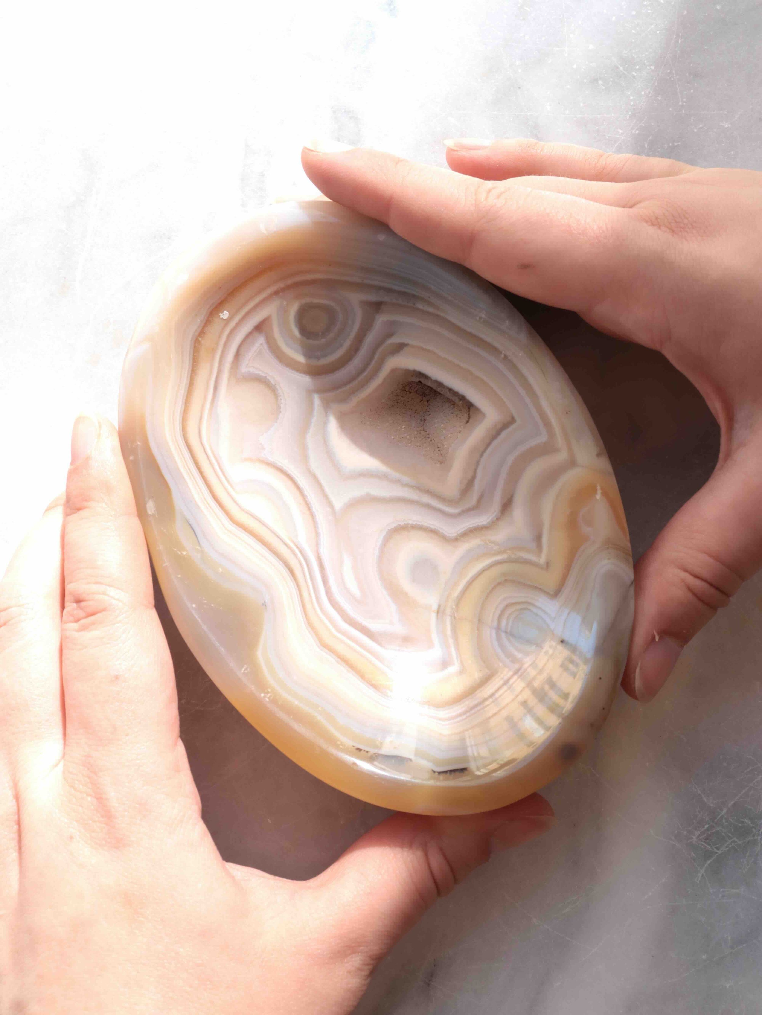 Grand vide poche en Agate - Pierre pour le Courage & la Chance - SOLYA - Lithothérapie - Cristaux, Minéraux & Bonnes énergies - Bruxelles - Uccle - Magasin de lithothérapie en Belgique