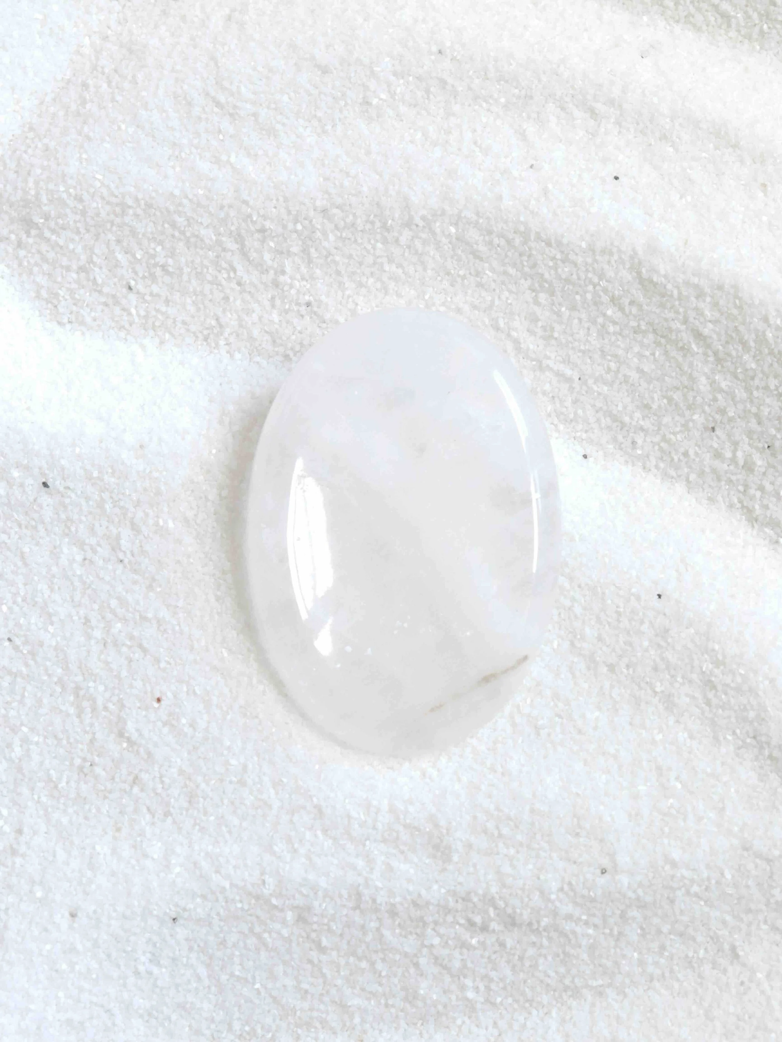 Pierre anti-stress Cristal de Roche - Worry stone pour se recentrer sur son intention - Magasin de bijoux, cristaux et minéraux à Uccle, Bruxelles - Boutique de pierres éthiques & naturelles Belgique