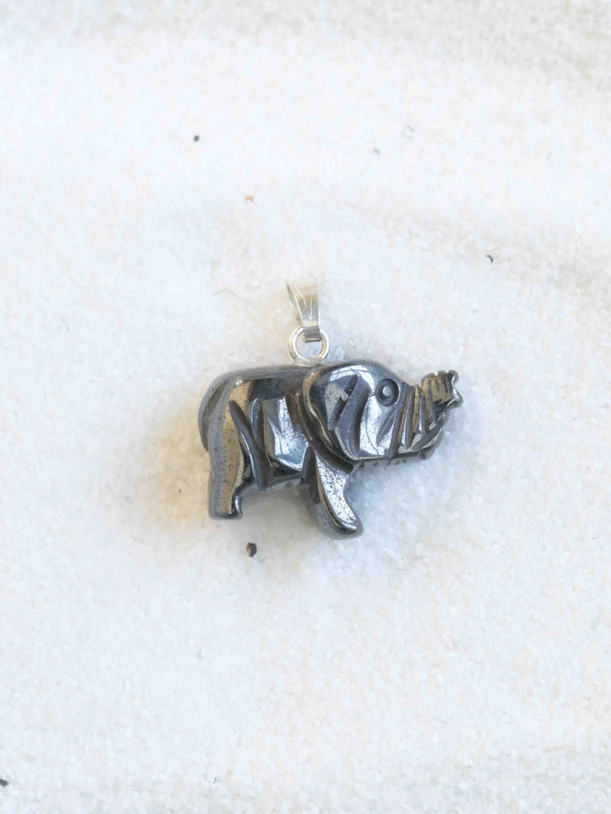 Pendentif éléphant Hématite - Pierre pour la force & la détermination - SOLYA - Eshop de lithothérapie - Magasin de pierres éthiques & naturelles en Belgique - Bijoux, cristaux & minéraux.jpeg