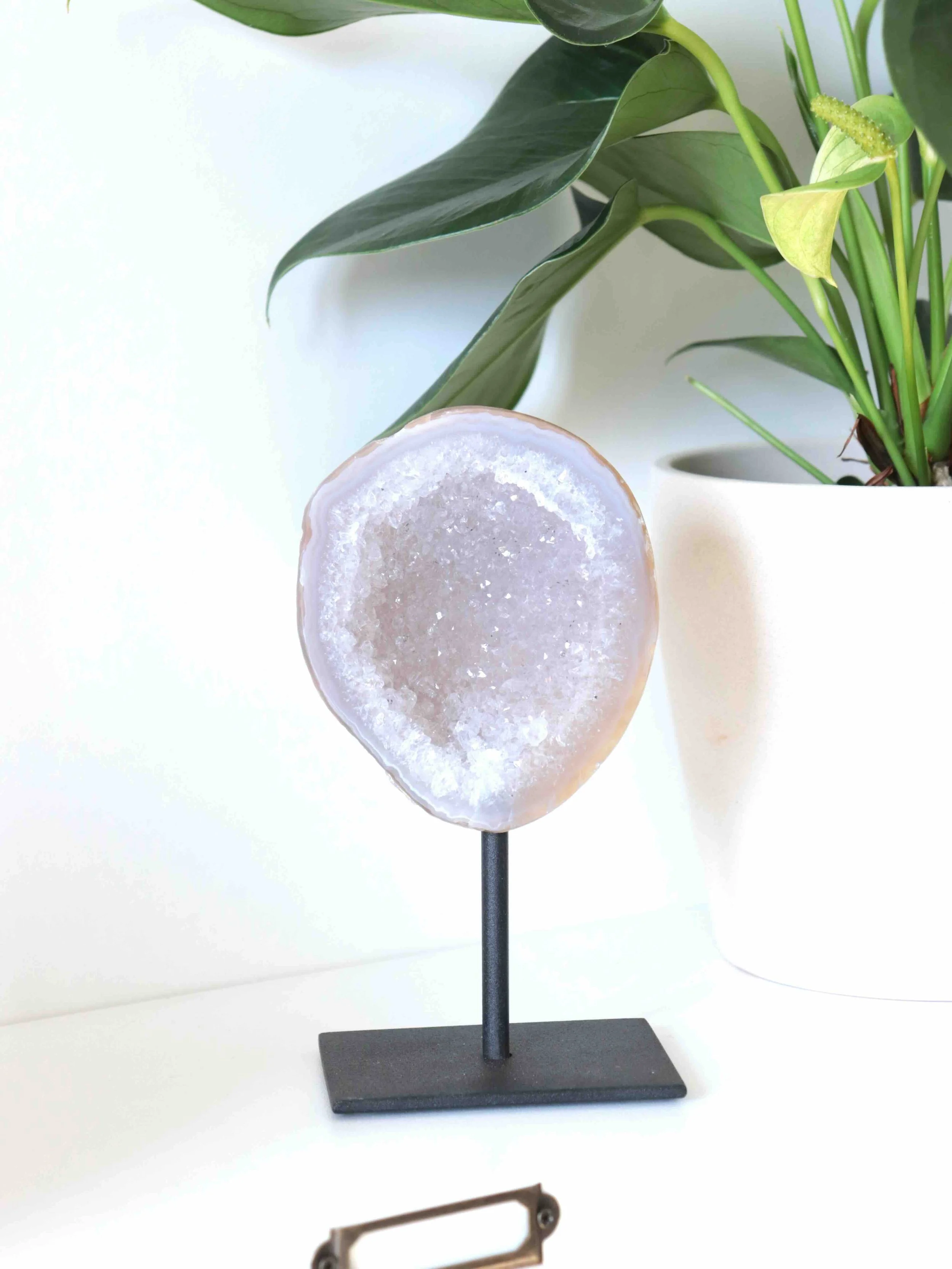 Agate sur pied - Pierre pour le courage & la chance - SOLYA - Eshop de lithothérapie - Magasin de pierres éthiques & naturelles en Belgique - Bijoux, cristaux & minéraux.jpeg