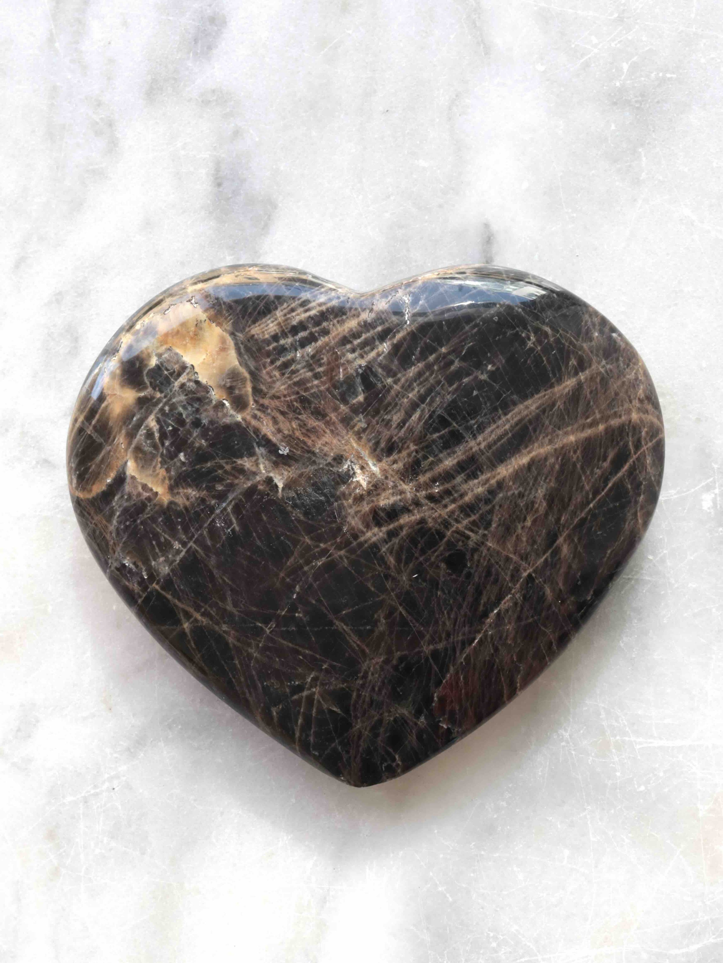 Grand cœur en Pierre de Lune noire - Pierre pour le féminin sacré & l'intuition - SOLYA - Eshop de lithothérapie - Magasin de bijoux, cristaux & minéraux en Belgique - Pierres éthiques & naturelles