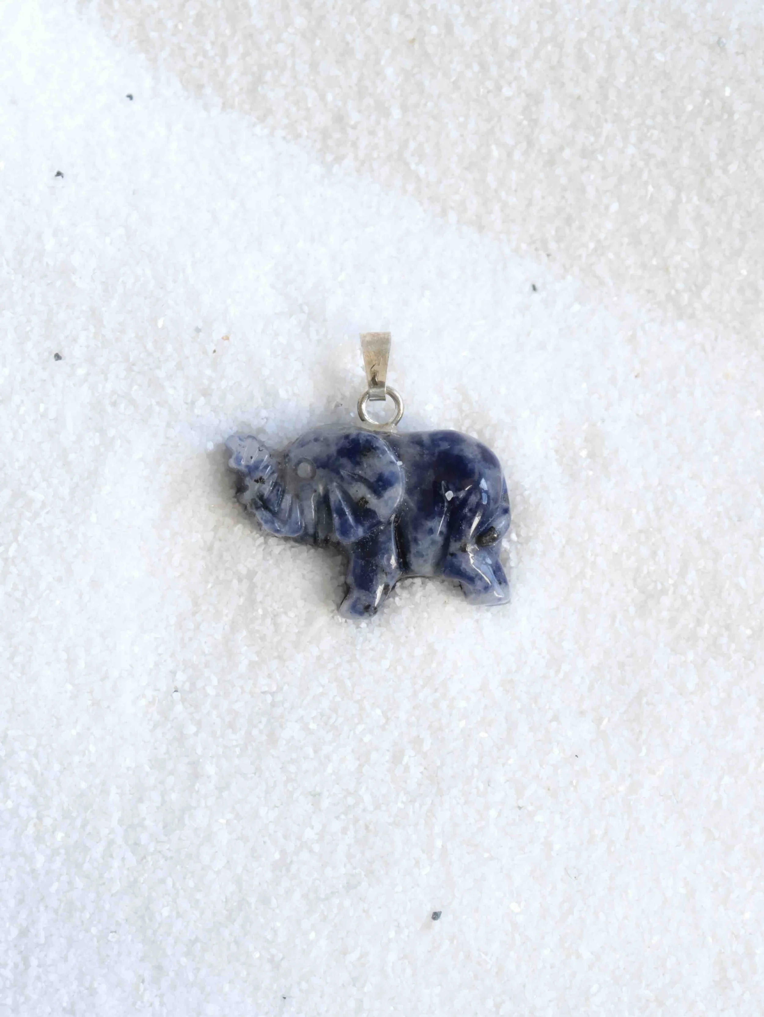 Pendentif éléphant Sodalite- Pierre pour clarifier ses pensées - SOLYA - Eshop de lithothérapie - Magasin de pierres éthiques & naturelles en Belgique - Bijoux, cristaux & minéraux.jpeg