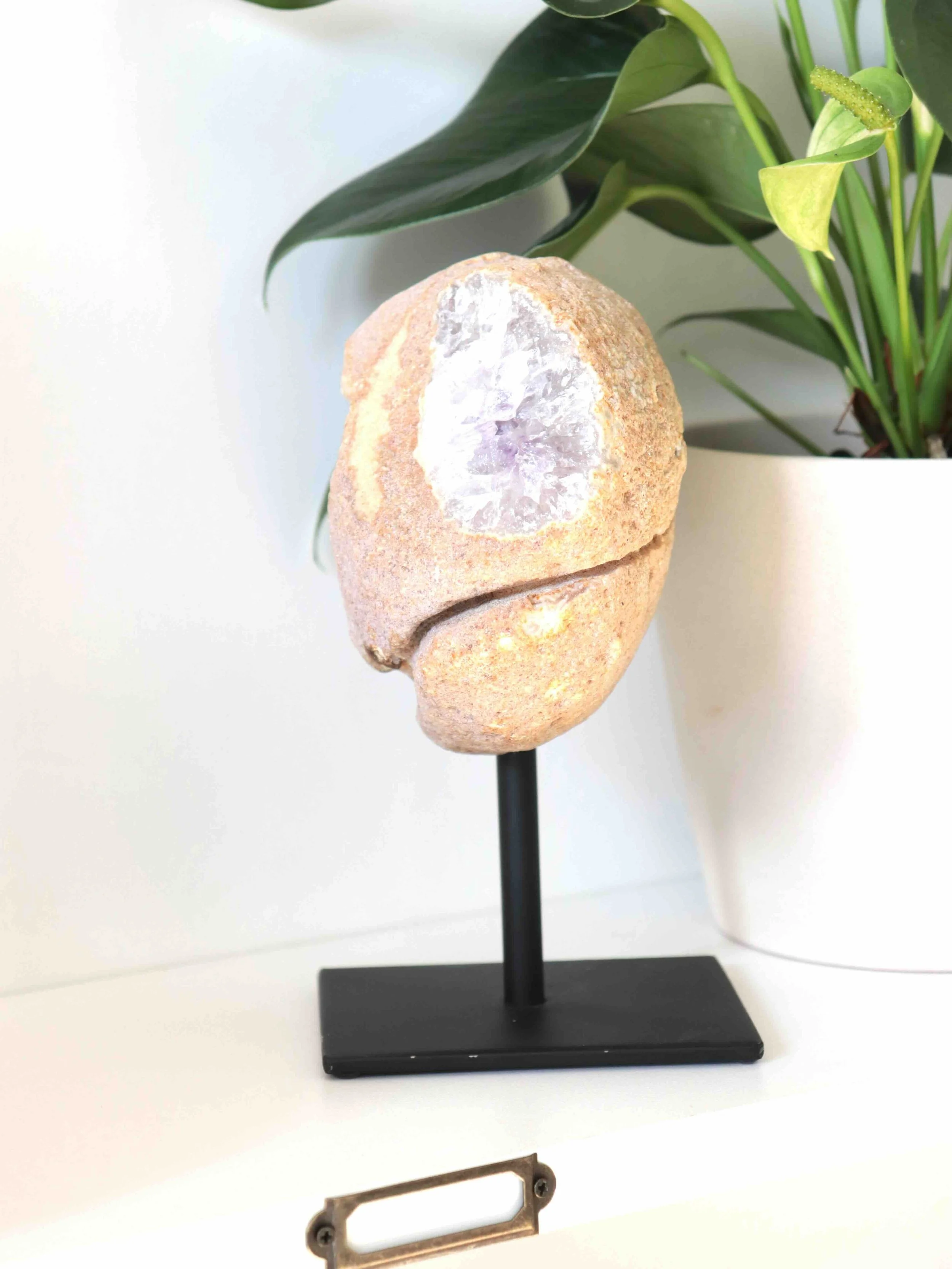 4 - Agate naturelle sur pied - Pierre pour le courage & la chance - SOLYA - Eshop de lithothérapie - Magasin de pierres éthiques & naturelles en Belgique - Bijoux, cristaux & minéraux.jpeg