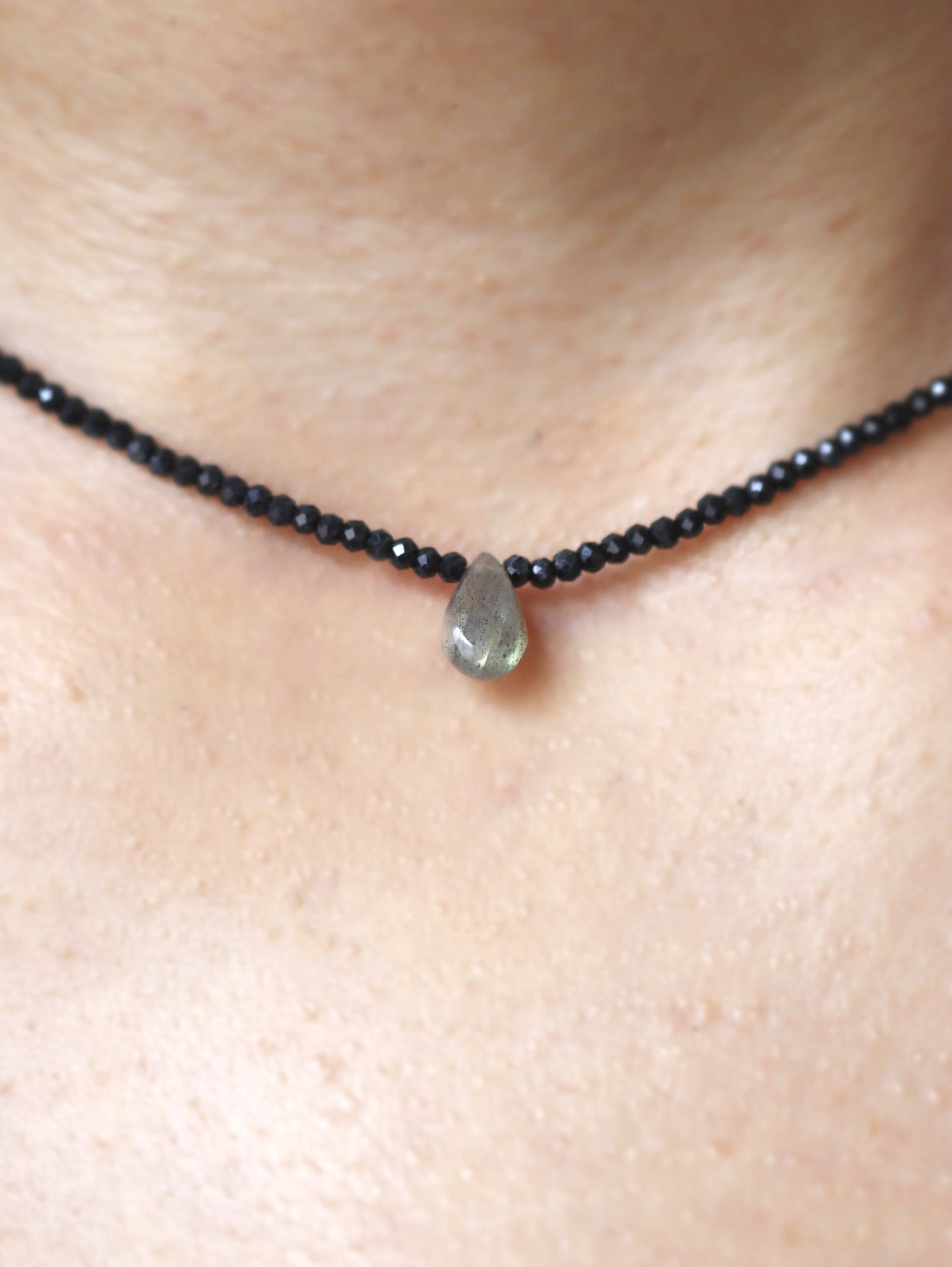 Collier ras-de-cou Spinelles noires & Labradorite - Pierres pour se reconnecter à sa puissance féminine - SOLYA - Eshop de lithothérapie - Boutique de pierres éthiques & naturelles - Belgique