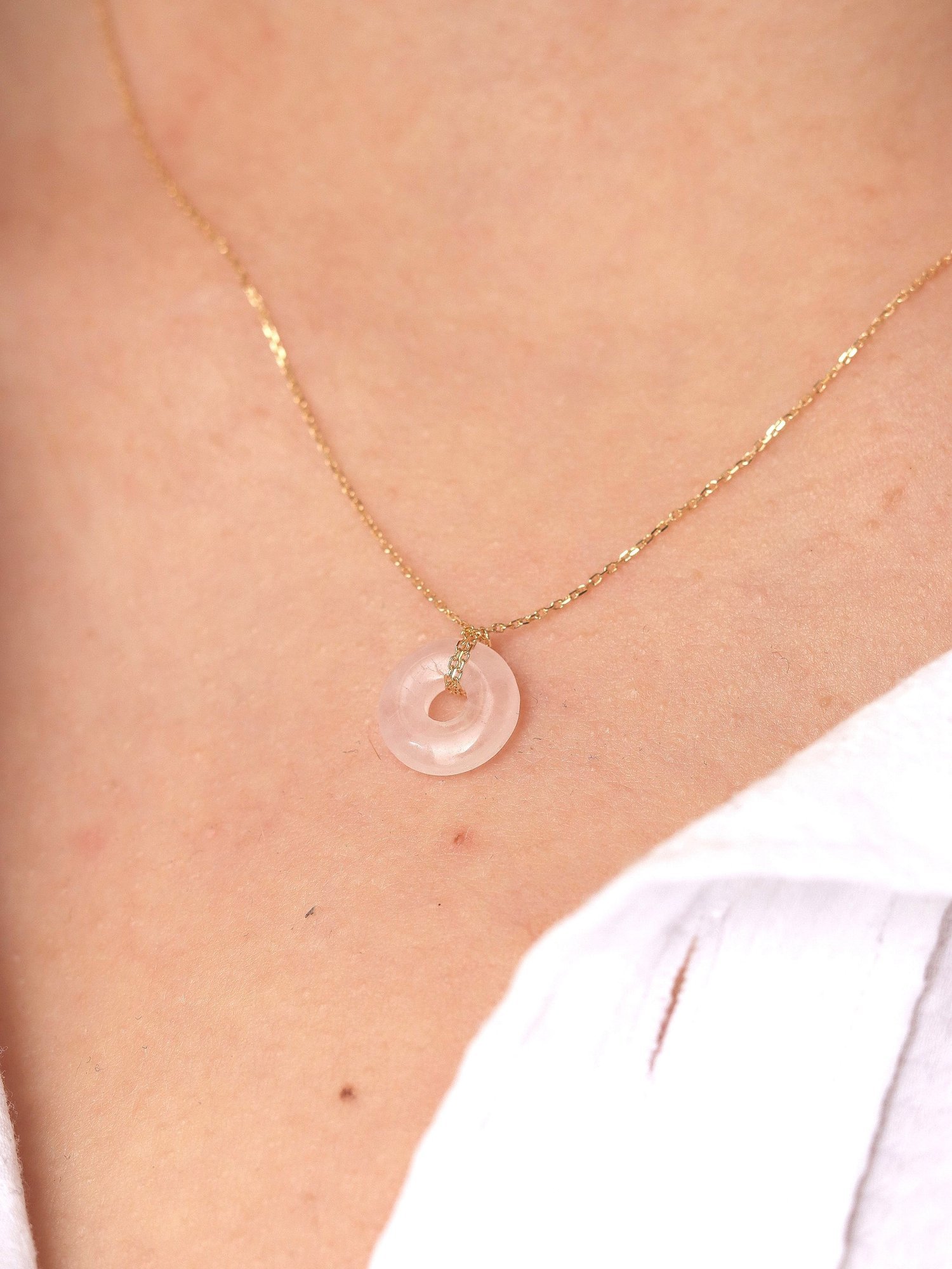 Pendentif cercle de Quartz rose sur or 18ct - Pierre pour l'Amour & la Douceur - Lithothérapie - SOLYA - France, Belgique, Bruxelles