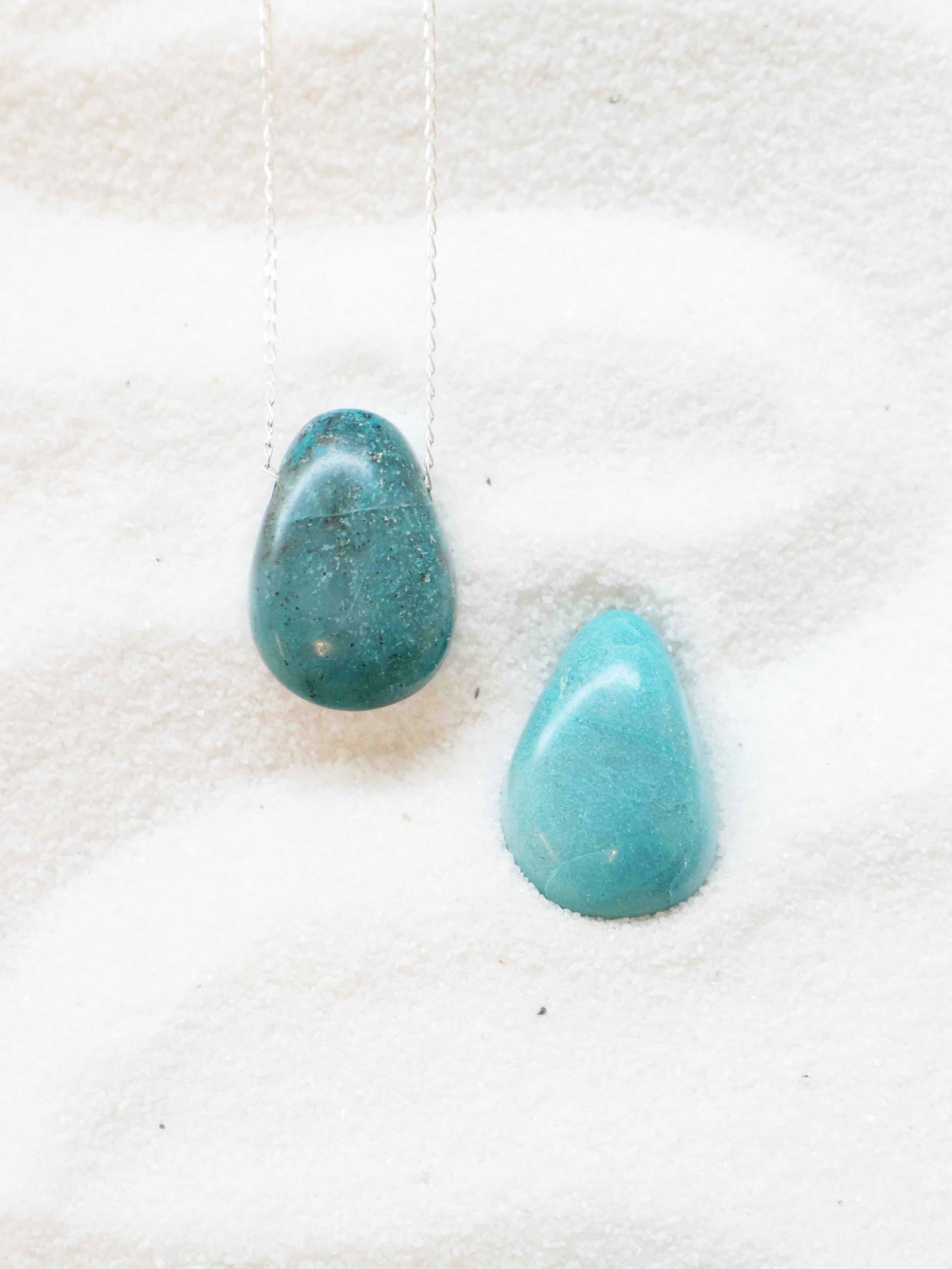 Pierre percée Chrysocolle - Pierre pour la favoriser la tranquillité - SOLYA - Lithothérapie - Cristaux, Minéraux & Bonnes énergies - Bruxelles - Belgique - France - Eshop de lithothérapie