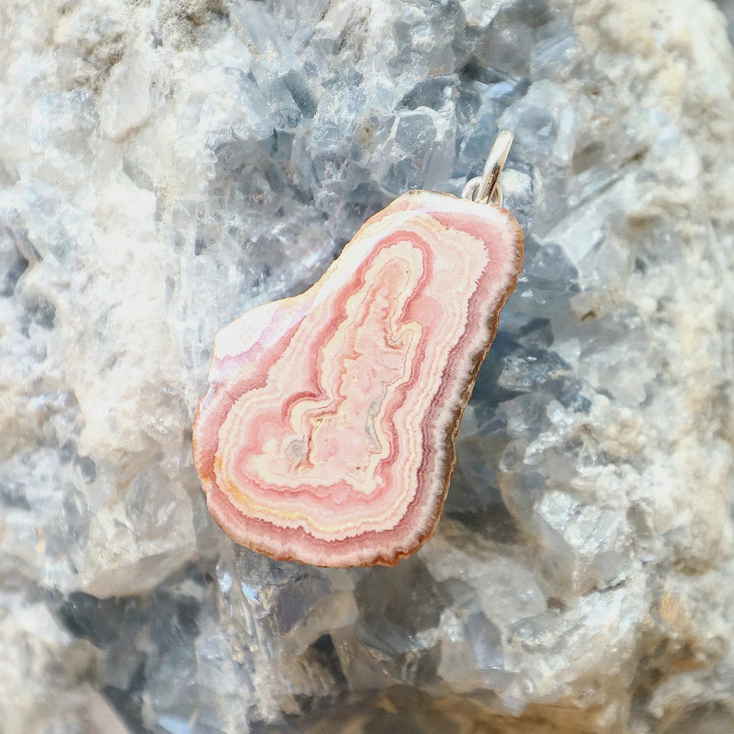 Porter une petite Rhodochrosite, c'est se rappeler que quoiqu'il nous arrive, nous pouvons gu&eacute;rir. Quelque soit l'&eacute;tat de notre vie, nous pouvons choisir de (re)construire. 

Tout ce qu'il vous faut se trouve en vous et cette petite bea